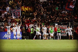  图卢兹绝杀Troyes保级成功 球迷冲进场庆贺  