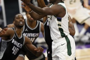  霍勒迪致命抢断雄鹿险胜篮网  