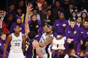  詹姆斯三双助湖人险胜马刺  