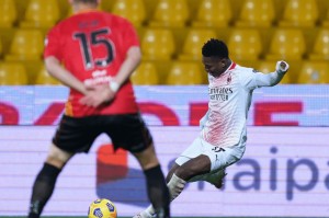  托纳利染红离场AC米兰客场惨遭逆转  