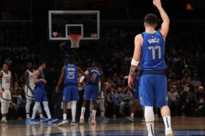  东契奇三双终结快船七连胜  