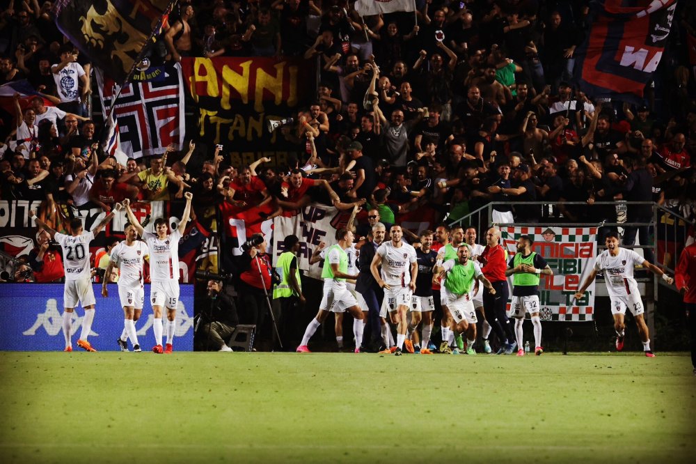  图卢兹绝杀Troyes保级成功 球迷冲进场庆贺  