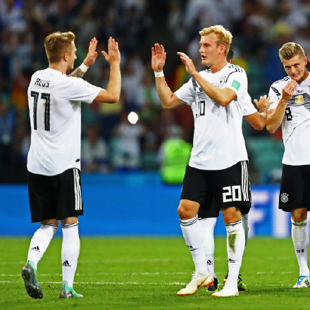  多特罗伊斯队长袖标闪耀，德甲精神领袖引领球队前行